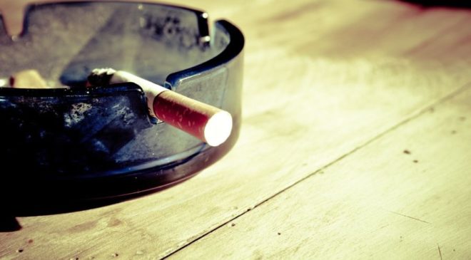 Πρόστιμο 100 ευρώ σε εργαζομένη νοσοκομείου επειδή κάπνιζε