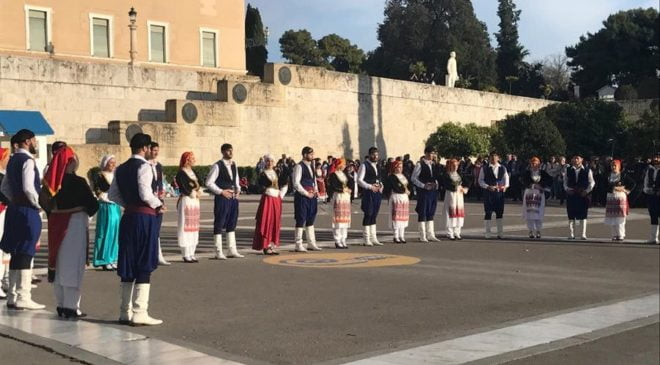 Εντυπωσίασε ο “Χορός Φιλίας” εκατοντάδων Ελληνόπουλων απ’όλο τον κόσμο (ΒΙΝΤΕΟ)