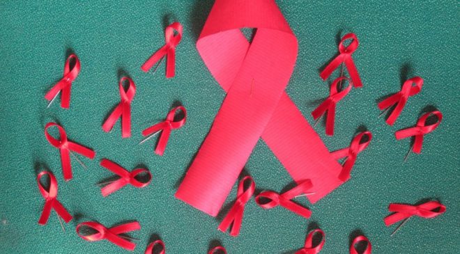Παγκόσμια Ημέρα κατά του AIDS: Σχεδόν ένας στους τρεις πιστεύει ότι μεταδίδεται μέσω αγκαλιάς