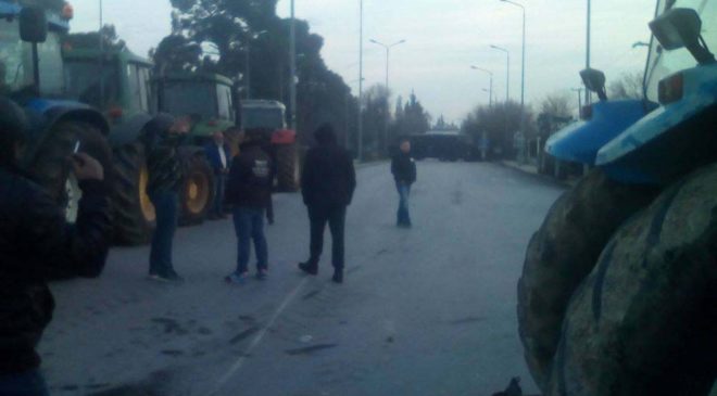 Αυξάνουν τα μπλόκα οι αγρότες – Σε συνάντηση τους καλεί ο υπουργός