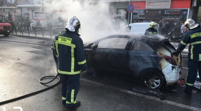 Φωτιά σε σταθμευμένο αυτοκίνητο στη Θεσσαλονίκη