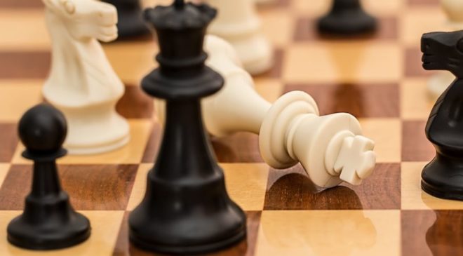 Iρανή σκακίστρια δέχεται απειλές γιατί διαγωνίστηκε σε τουρνουά χωρίς τη μαντίλα (ΒΙΝΤΕΟ)