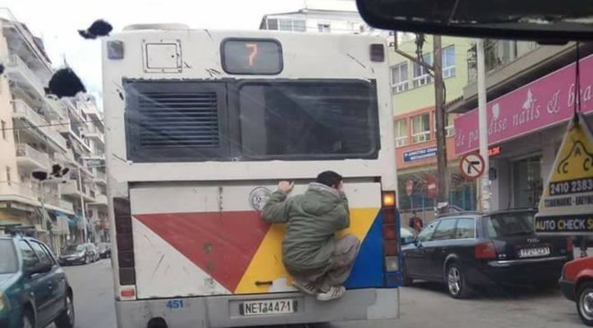 Απίστευτη φωτογραφία: Νεαρός σκαρφάλωσε σε λεωφορείο του ΟΑΣΘ