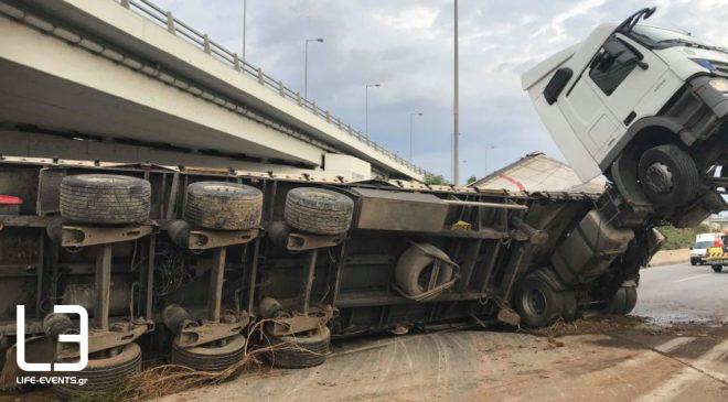 Θεσσαλονίκη: Εξετράπη νταλίκα στο Δερβένι – Προβλήματα στην κυκλοφορία