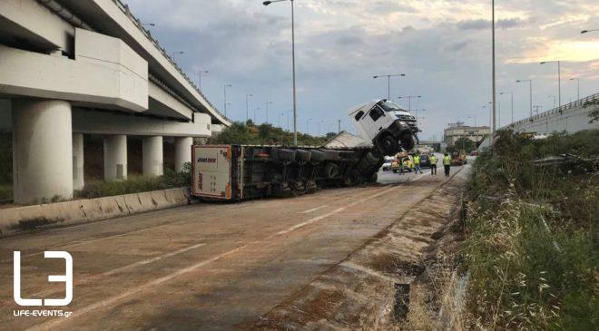 Νταλίκα γεμάτη εμπόρευμα βγήκε εκτός δρόμου στο Δερβένι