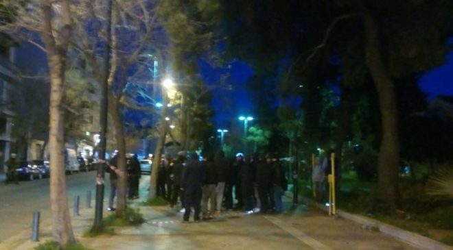 Οπαδοί του ΠΑΟΚ έξω από τα γραφεία του ΣΥΡΙΖΑ στην Αθήνα (BINTEO)