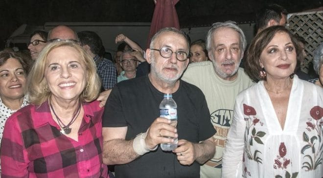 Συγκίνηση στη συναυλία του Θάνου Μικρούτσικου, που δίνει την πιο μεγάλη μάχη (ΒΙΝΤΕΟ)