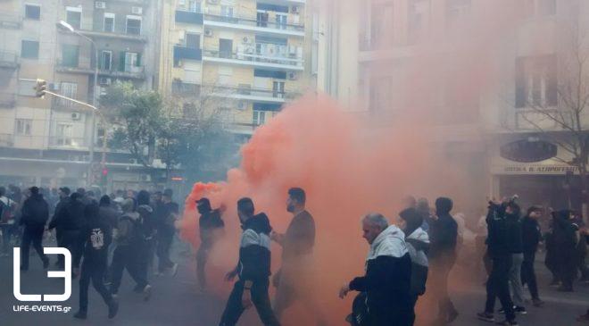 Ενταση κι επεισόδια στην πορεία των οπαδών του ΠΑΟΚ