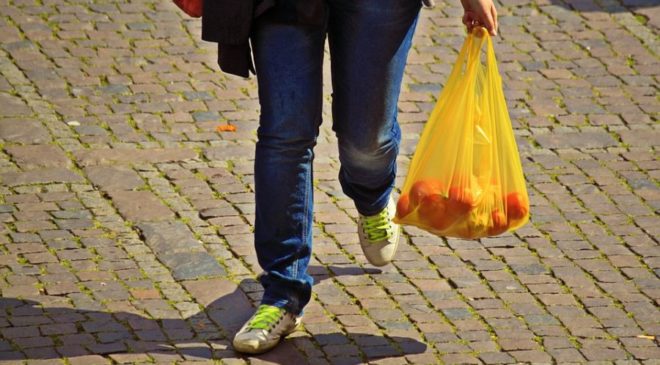 10,7 εκ. ευρώ το όφελος από τις πλαστικές σακούλες των σούπερ μάρκετ