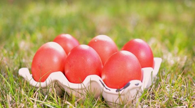 Γιατί τσουγκρίζουμε τα βαμμένα αυγά το Πάσχα