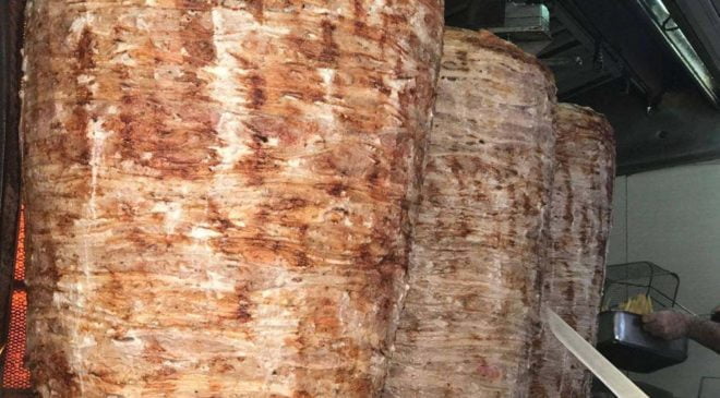 Καθησυχάζουν οι επαγγελματίες για τις τιμές σε σουβλάκι και γύρο