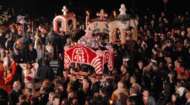 Μεγάλη Παρασκευή: Γιατί περνάμε κάτω από τον Επιτάφιο;