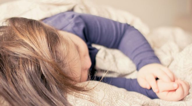 Πως μπορείτε να μάθετε το παιδί σας να κοιμάται μόνο του