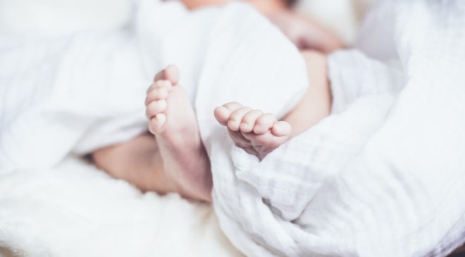 Δυσκολεύεστε να κοιμίσετε το μωρό σας; Δείτε πως θα το κάνετε σε 40 δευτερόλεπτα (ΒΙΝΤΕΟ)