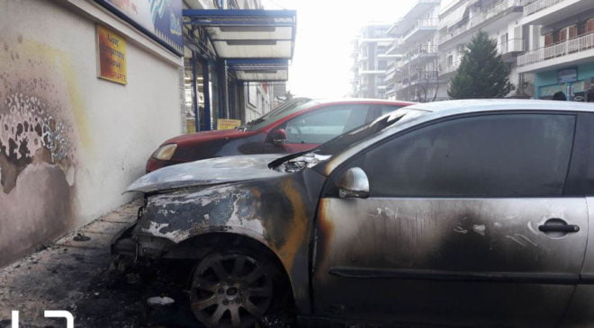 Θεσσαλονίκη: Οχημα τυλίχθηκε στις φωτιές στο κέντρο