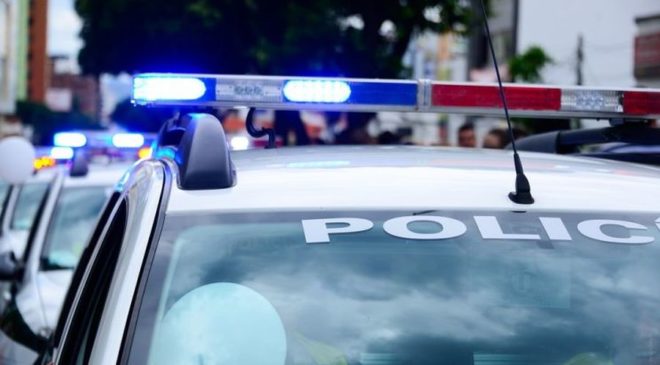 Αστυνομικοί στο Παρίσι ρίχνουν κάτω μια έγκυο γυναίκα (BINTEO)