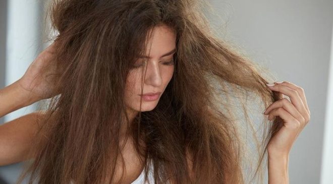 Τέσσερις λόγοι που τα μαλλιά σου είναι θαμπά και εύθραυστα
