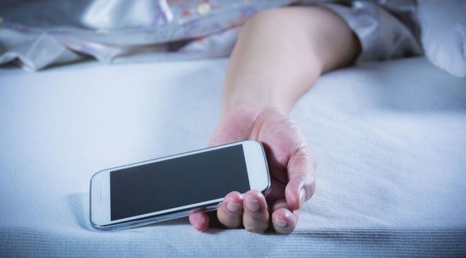 Τι μας συμβαίνει όταν κοιμόμαστε με το κινητό δίπλα στο κρεβάτι;