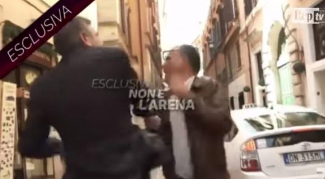 Ιταλία: Πρώην υπουργός χαστουκίζει δημοσιογράφο (ΒΙΝΤΕΟ)