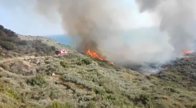 Σε εξέλιξη πυρκαγιά στα Σπάτα