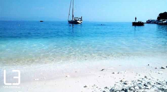 Λευκά και τιρκουάζ χρώματα στην πιο ιδιαίτερη παραλία της Βόρειας Ελλάδας (ΦΩΤΟ)