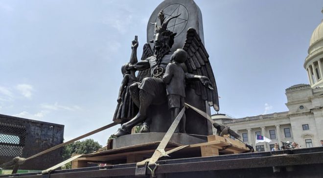 Εστησαν άγαλμα του σατανά στο Καπιτώλιο του Αρκάνσας (ΒΙΝΤΕΟ)