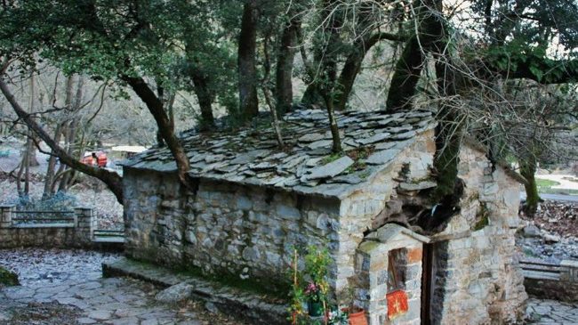 Το εκκλησάκι της Αγίας Θεοδώρας με τα 17 δέντρα στη στέγη του (ΦΩΤΟ)
