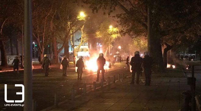 Πεδίο μάχης τη νύχτα η Θεσσαλονίκη – Μολότοφ κατά αστυνομικών