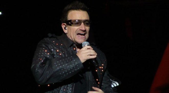 Ο Μπόνο των U2 έχασε τη φωνή του στη διάρκεια συναυλίας στο Βερολίνο (ΒΙΝΤΕΟ)
