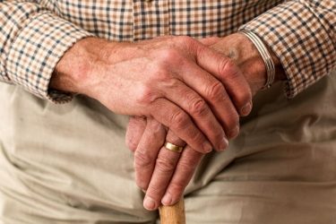 Βέροια: Τον αγκάλιασαν και του απέσπασαν χρηματικό ποσό