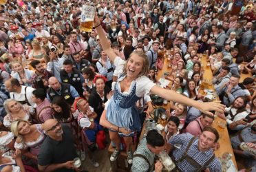 Okroberfest: Αρχισε η μεγαλύτερη γιορτή μπύρας στον κόσμο (ΒΙΝΤΕΟ)