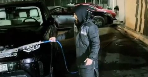Εχασε το στοίχημα κι έπλυνε τα αυτοκίνητα των παικτών ο Γ.Σαββίδης (ΒΙΝΤΕΟ)