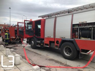 Πυρκαγιά σε αυτοκίνητο μετά από πρόσκρουσή σε κολόνα στη Θεσσαλονίκη