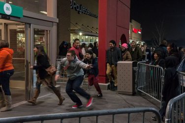 Η Black Friday στον κόσμο είχε ουρές, πανικό και κλωτσοπατινάδα (ΒΙΝΤΕΟ)