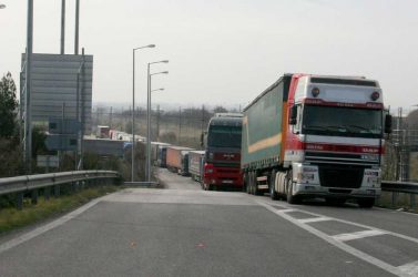 Δεν μπορούν να πάνε στα σπίτια τους λόγω της ουράς στον Προμαχώνα (ΒΙΝΤΕΟ)
