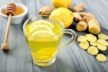 Λεμονάδα με μπαχαρικά: Ο τρόπος για να καταπολεμήσετε το φούσκωμα των γιορτών