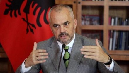 Αλβανία: Βουλευτής πέταξε μελάνι στον Ράμα μέσα στη Βουλή