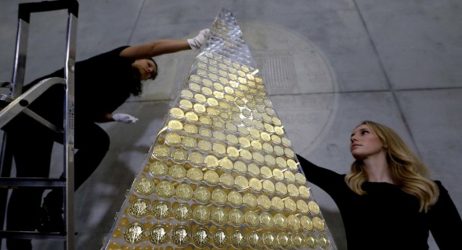 Στη Γερμανία βρίσκεται το πιο ακριβό χριστουγεννιάτικο δέντρο της Ευρώπης (ΒΙΝΤΕΟ)