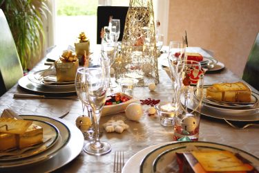 Οι συζητήσεις που θα σας “κάψουν” το χριστουγεννιάτικο τραπέζι