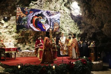 Χριστουγεννιάτικη λειτουργία μέσα σε σπήλαιο στην Κρήτη (ΦΩΤΟ)