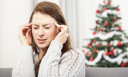 Χριστούγεννα: Γιατί έχουμε πιο συχνά πονοκέφαλο και ημικρανίες;