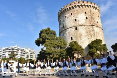 Οι φουστανελάδες δίνουν άλλο χρώμα στην εορταστική Θεσσαλονίκη (ΦΩΤΟ)