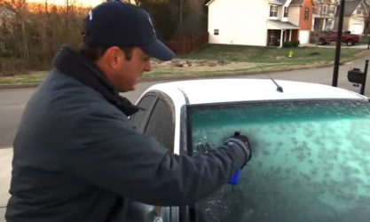 Εχετε πάγο στο παρμπίζ του αυτοκινήτου; Δείτε πόσο απλά μπορεί να φύγει… (BINTEO)