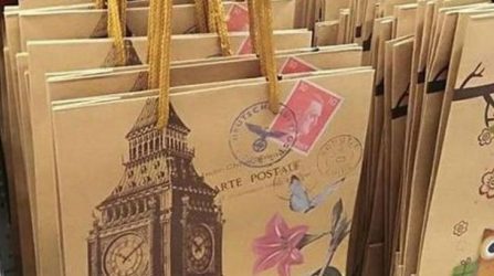 Τα Jumbo αποσύρουν τη σακούλα με τον Χίτλερ και τη σβάστικα