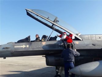 Με πολεμικό αεροσκάφος έφτασε στη Λάρισα ο Αη Βασίλης
