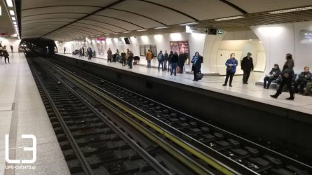 Συνθήματα υπέρ των μεταναστών στο σταθμό μετρό στην Ακρόπολη
