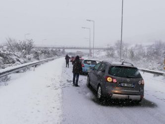 Εγκλωβισμένα οχήματα στην  Εγνατία Οδό έξω από τη Βέροια (ΦΩΤΟ)