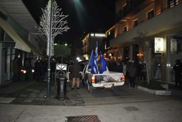 Διαμαρτυρία πολιτών έξω από το γραφείο Κόκκαλη στη Λάρισα (ΦΩΤΟ)