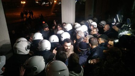 Επεισόδια στο Βόλο για την παρουσία του Π. Σκουρλέτη (ΦΩΤΟ)