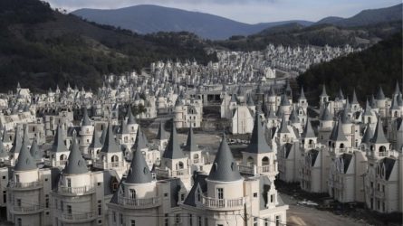 Το χωριό «φάντασμα» με τους μίνι πύργους στην Τουρκία (ΒΙΝΤΕΟ & ΦΩΤΟ)